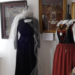 Brautkleid 1880 (links)